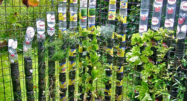 jardines verticales con torres de botellas de plástico